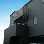 黒を基調とした3階建て住宅
