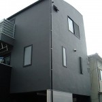 黒を基調とした3階建て住宅